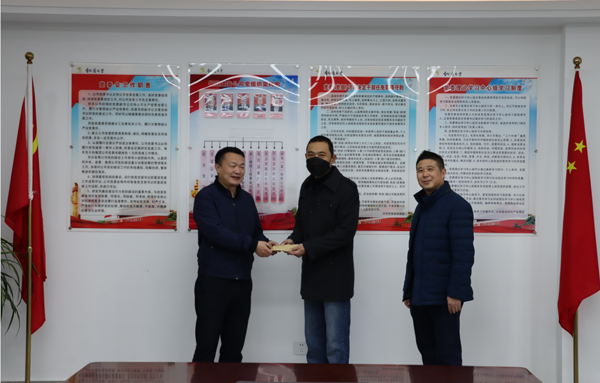 集團(tuán)公司黨委委員、副總經(jīng)理胡新付到公司走訪慰問
